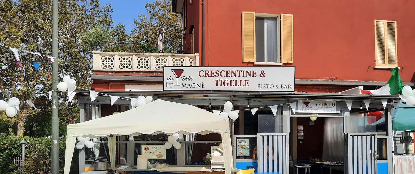 La facciata di Et' Magnè da Velia in Via Nazionale a Pianoro, con l'insegna Crescentine & Tigelle