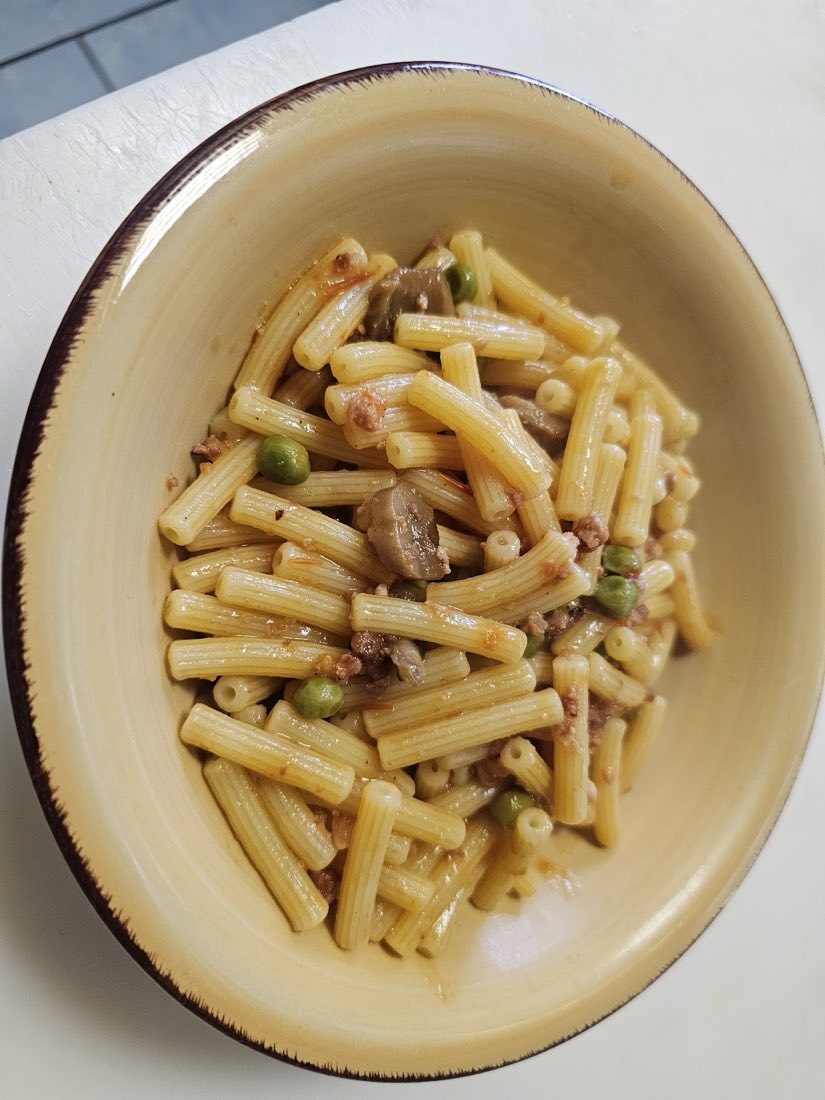 Maccheroni al ragù con piselli