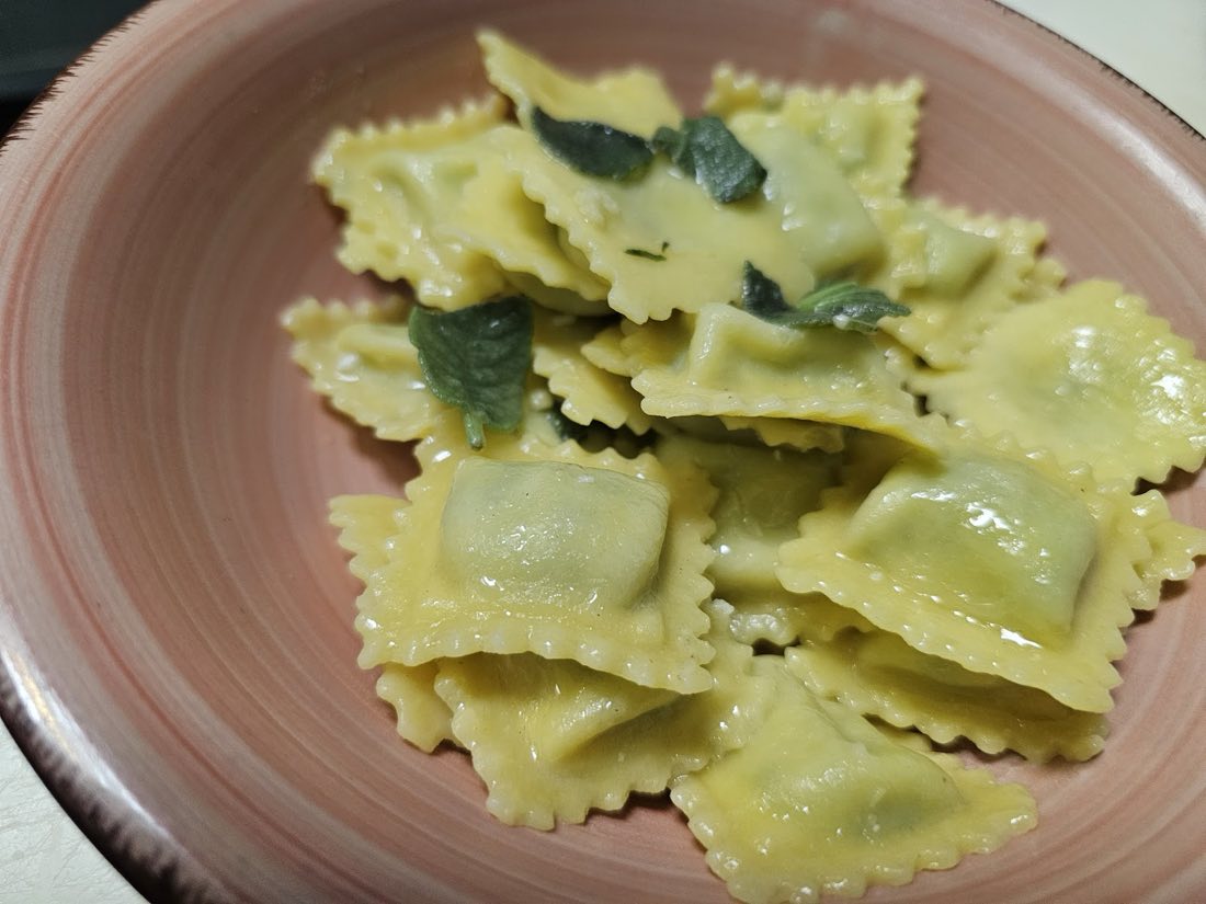 Ravioli fatti in casa con burro e salvia