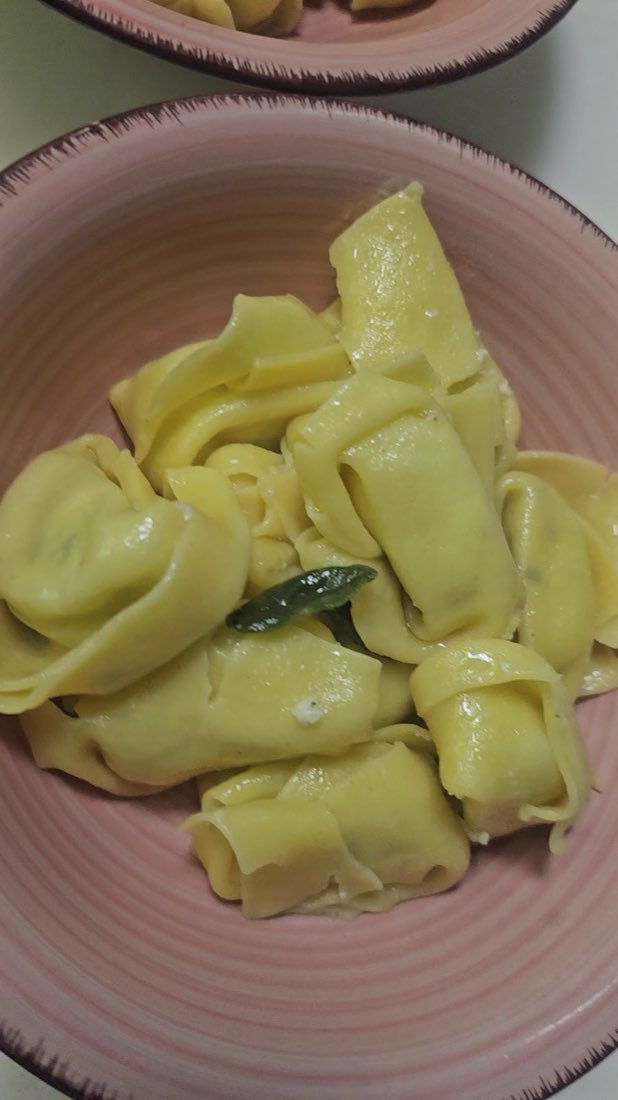 Tortelloni fatti in casa conditi con burro e salvia